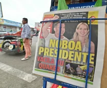 Imagen de puesto de diarios con un diario con el titular "Noboa Presidente" y una foto de Noboa.