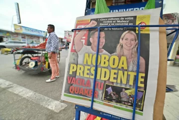 Imagen de puesto de diarios con un diario con el titular "Noboa Presidente" y una foto de Noboa.