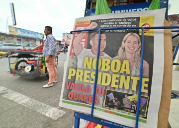 Imagen de puesto de diarios con un diario con el titular "Noboa Presidente" y una foto de Noboa.