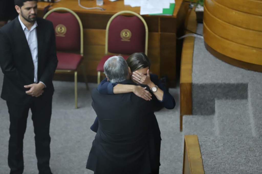 Foto de Kattya González abrazando a su suplente, Ignacio Iramain