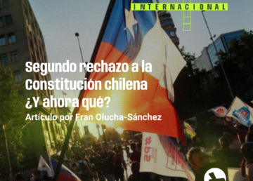 Fotografía de la bandera chilena en manos de un protestante.